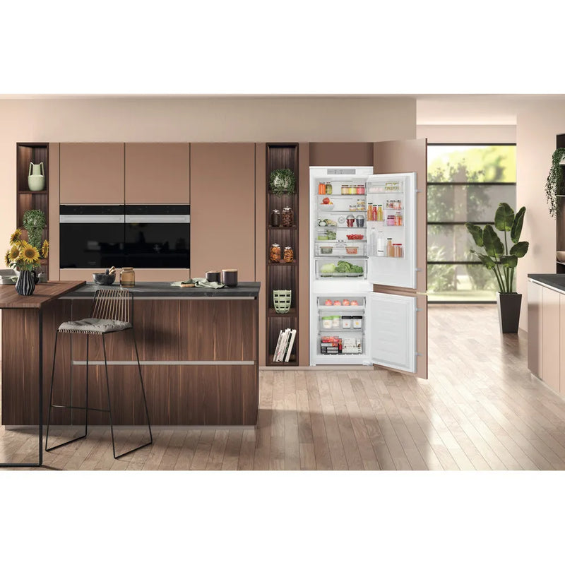 Hotpoint HTC18 T322 UK - White Integrated 70/30 Frost Free Fridge Freezer - E energy